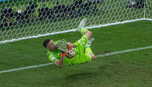 Emiliano Martinez trở thành người hùng của đội tuyển Argentina sau khi liên tiếp cản phá thành công phạt đền trong những trận đấu quan trọng. Ảnh: Sport_Illustrated.