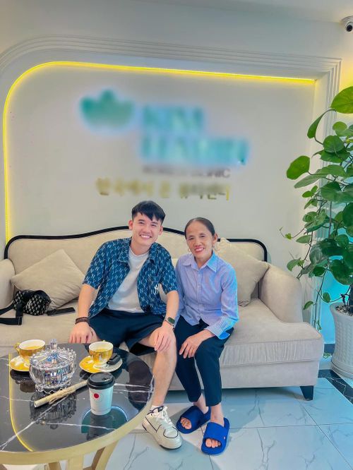 Vốn dĩ bà đã có tuổi nên muốn xóa nếp nhăn để trẻ trung, rạng rỡ hơn, thế nhưng có vẻ việc này không có tác dụng khi diện mạo của YouTuber U60 vẫn như ngày trước, không mấy thay đổi.