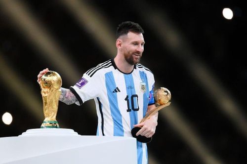 Messi nhận danh hiệu Quả bóng vàng World Cup 2022.