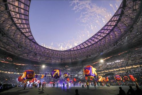 Các nghệ sĩ trình diễn tại lễ bế mạc World Cup 2022 ở Doha, Qatar. Ảnh: THX/TTXVN