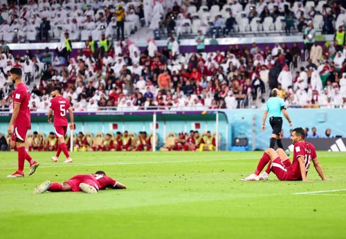Qatar toàn thua trong cả 3 trận vòng bảng, thủng lưới 7 bàn và chỉ một lần sút tung lưới đối phương. World Cup 2022 là lần đầu tiên người hâm mộ Qatar chứng kiến đội nhà tham dự ngày hội bóng đá lớn nhất hành tinh. Tuyển Qatar sẽ phải tham dự vòng loại World Cup khu vực châu Á nếu muốn giành vé đến giải đấu tại Mỹ, Mexico và Canada 4 năm sau.