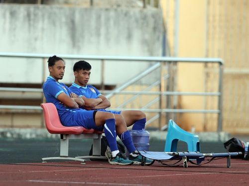Hai tuyển thủ Lào phải ngồi ngoài và không tham gia tập luyện, một trong số đó là Mitada Saitaifah, một cầu thủ gốc Pháp khác. Mọi ánh nhìn ở tuyển Lào bây giờ đều dồn vào Billy Ketkeophomphone (cầu thủ sinh ra ở Pháp). Tiền đạo mang danh "Messi Lào", Soukaphone Vongchiengkham không còn nổi bật.