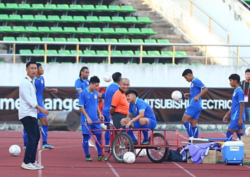 Lào thi đấu trên sân nhà sau khi AFF Cup 2022 trở lại thể thức cũ, không còn phải đá tập trung do Covid-19 ở Singapore như AFF Cup 2020 nữa. Lần thứ 3 liên tiếp, họ chung bảng với tuyển Việt Nam ở vòng bảng.