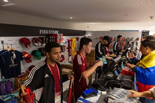 Một cửa hàng FIFA ở Al Khor, Qatar tấp nập khách mua trong thời gian diễn ra World Cup. Ảnh: Christopher Pike/Bloomberg.