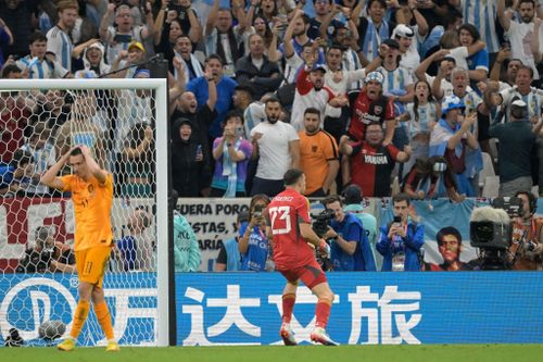 Những chiêu trò tâm lý của Emi Martinez giúp anh luôn chiếm được ưu thế trong loạt sút penalty cân não.