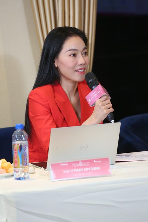 Theo dõi phần thuyết trình của các thí sinh, nhà báo Lê Xuân Sơn – Trưởng ban tổ chức, trưởng ban giám khảo cuộc thi Hoa hậu Việt Nam, bà Phạm Kim Dung – Phó trưởng ban tổ chức cuộc thi đã dành cho các thí sinh nhiều lời khen vì tư duy sắc bén, nhanh nhạy. Tuy nhiên, họ cũng thẳng thắn chỉ ra những điểm cần khắc phục của các thí sinh để có thể trình bày vấn đề thuyết phục và hấp dẫn hơn.