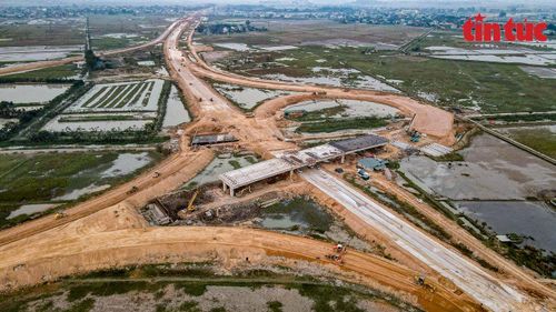 Riêng tại gói thầu XL11, khối lượng công việc còn lại khá lớn, đặc biệt là các đoạn tuyến từ sau nút giao Đông Xuân (Km327+200) đến cuối tuyến (Km337+478) dài 10,28 km, các nhà thầu vẫn đang đào đắp, gia tải, xử lý nền đất và thi công móng nền đường, chuẩn bị thảm cấp phối đá dăm.