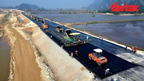Vào giai đoạn nước rút, các gói thầu hiện nay đều huy động tối đa máy móc, nhân lực thi công cuốn chiếu, đảm bảo tiến độ cán đích.