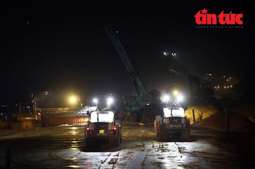 Ca đêm trên công trường thi công cao tốc Mái Sơn - QL45 bắt đầu từ 18 - 23 giờ đêm.