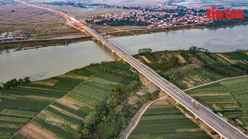 Cầu Núi Đọ vượt sông Chu, với tổng giá trị xây lắp hơn 685 tỷ đồng, đã cơ bản hoàn thành, đây là cầu lớn, dài nhất trên tuyến cao tốc Bắc Nam phía Đông qua Thanh Hóa, gồm 36 nhịp dầm Super T, 3 nhịp đúc hẫng, tổng chiều dài 1.646,9m, thuộc địa phận huyện Thiệu Hóa (gói thầu XL14).