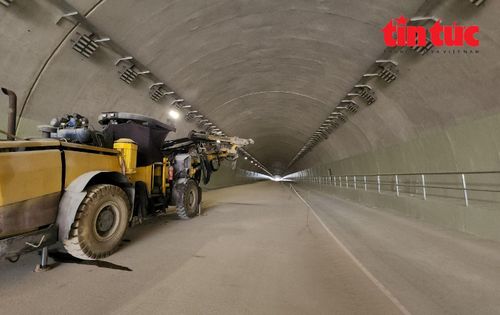 Hầm Thung Thi là công trình quan trọng, phức tạp nhất của gói thầu XL12 nói riêng, cao tốc Mai Sơn - QL45 nói chung, dài 680m, gồm 2 ống hầm chạy song song, mỗi ống hầm có 3 làn xe cơ giới và 1 làn đi bộ, được bố trí đầy đủ hệ thống chiếu sáng, thông gió... cũng đã cơ bản hoàn thành.