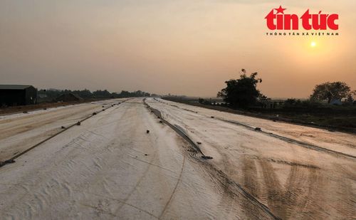 Nhà thầu trải vải địa kỹ thuật để bảo vệ mặt đường trước khi thảm bê tông nhựa nóng tại gói thầu XL13.
