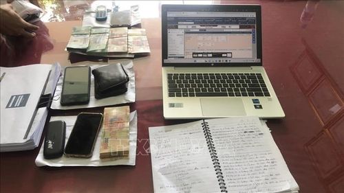 Các hiện vật liên quan đến việc giao dịch cá độ bóng đá. Ảnh: TTXVN phát