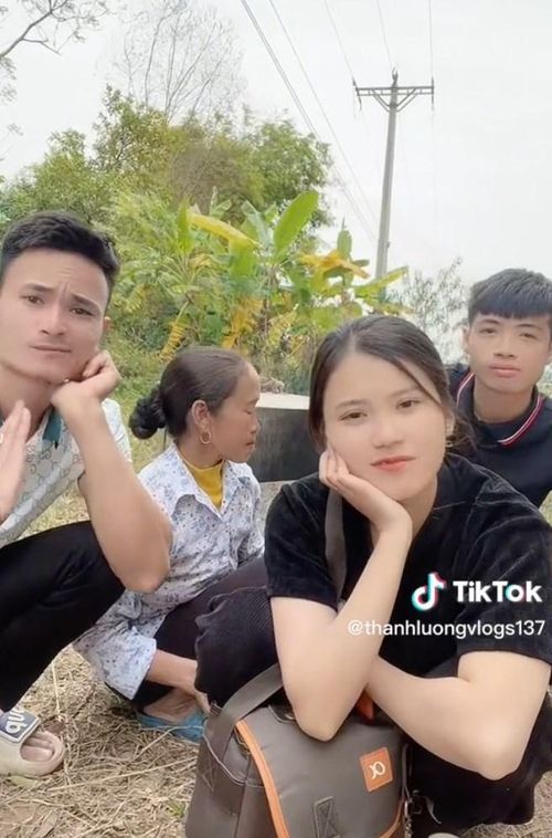 Từ clip, người xem cho rằng bà Tân đang muốn biểu thị bản thân "chán chẳng buồn nói".