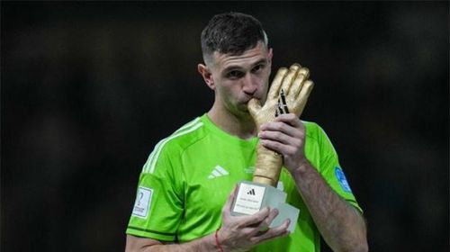Thủ thành Martinez giành Găng tay vàng tại World Cup 2022