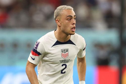 Hậu vệ Sergino Dest cũng có kỳ World Cup đáng quên trong màu áo tuyển Mỹ. Anh chơi tệ ở cánh phải, đặc biệt trong trận thua Hà Lan 1-3 ở vòng 16 đội. Cầu thủ sinh năm 2000 thể hiện khả năng phòng ngự kém và thường xuyên mắc lỗi vị trí.
