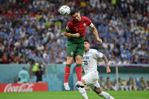 Bất chấp việc đang là cầu thủ tự do, Ronaldo nhận không nhiều đề nghị hấp dẫn từ các CLB hàng đầu trên thế giới. Giá chuyển nhượng hiện tại của chân sút sinh năm 1985 chỉ còn ở mức 20 triệu euro (Transfermarkt). Anh được cho là đã cân nhắc khả năng sang Saudi Arabia thi đấu.
