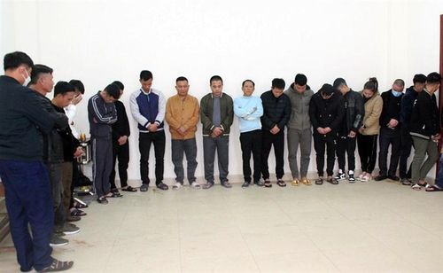 Các đối tượng trong đường dây cá độ bóng đá qua mạng.