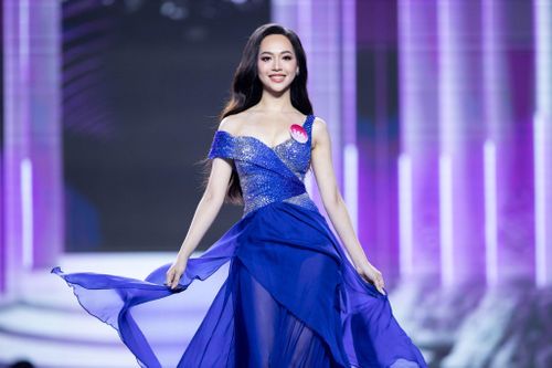  Người đẹp Trịnh Thùy Linh có số báo danh 146 đến từ Thanh Hóa, hiện là sinh viên Đại học Kinh tế Quốc dân. Cô chọn đầm trễ vai màu xanh, khoe khéo phần xương quai xanh và làn da trắng. Càng đi sâu trong đêm chung kết, Thùy Linh chứng tỏ được khả năng của bản thân. 