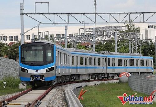 Đoàn tàu đầu tiên của tuyến Metro số 1 chạy thử nghiệm đoạn trên cao sáng 21/12