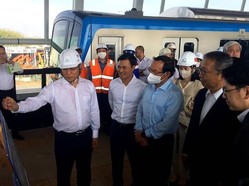 Bí thư Thành ủy TP.HCM Nguyễn Văn Nên và ông Yamada Takio, Đại sứ đặc mệnh toàn quyền Nhật Bản tại Việt Nam tại lễ chạy thử nghiệm đoàn tàu đầu tiên của Metro số 1