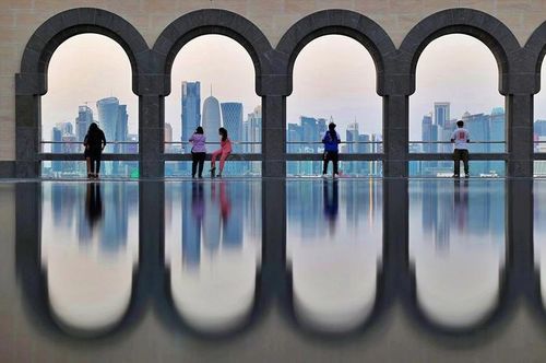 Du khách ngắm đường chân trời ngoạn mục của Thủ đô Doha, từ Bảo tàng Nghệ thuật Hồi giáo ở Qatar ngày 4/12. Ảnh: EPA