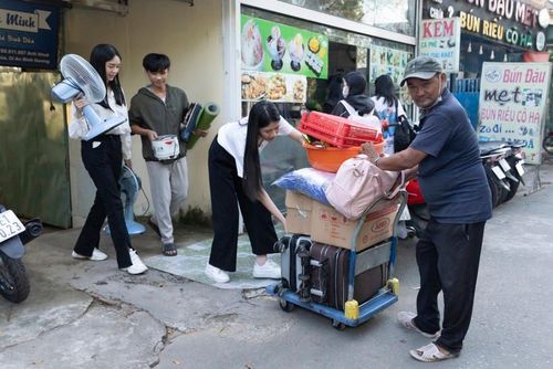 Chú Minh hỗ trợ vận chuyển phòng trọ miễn phí bằng chiếc xe ba gác cũ. Ảnh: BTC