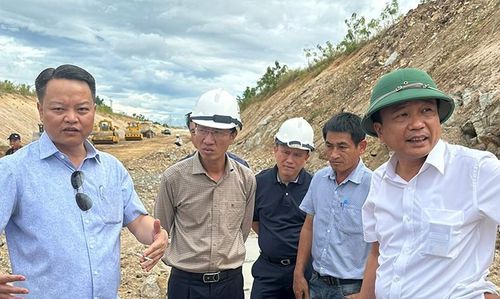 Thứ trưởng Giao thông vận tải Nguyễn Danh Huy (đội mũ cối) thị sát tại công trường dự án cao tốc Phan Thiết-Vĩnh Hảo.