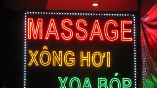 Chỉ khi những chứng cứ cụ thể được đưa ra thì chúng mới cúi đầu nhận tội. Chúng khai nhận, trước đó đã bán 4 cô gái khác cho các quán đang kinh doanh về tẩm quất, massage tại TP Nam Ninh, tỉnh Quảng Tây, Trung Quốc và kẻ cầm đầu trong đường dây này là Vi Thị Nghĩa (SN 1977, trú tại Sơn Động, Bắc Giang). Nghĩa là chủ quán tẩm quất massage hoạt động trá hình tại TP Nam Ninh, tỉnh Quảng Tây, Trung Quốc) (Ảnh minh họa, nguồn ảnh Internet)