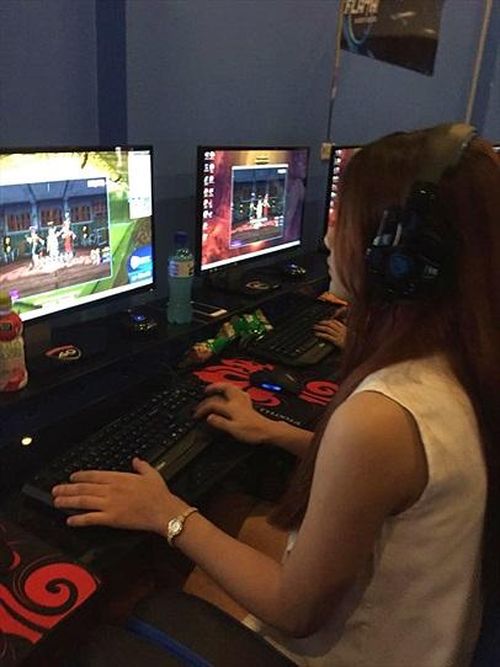 Khai thác thông tin từ gia đình về cuộc sống của các nạn nhân có điểm chung là các cô gái này thường ngồi quán game nhiều giờ liền. Ban chuyên án nhận định khả nặng các nạn nhân đã bị những đối tượng xấu trên mạng internet lợi dụng. (Ảnh minh họa, nguồn ảnh Internet)