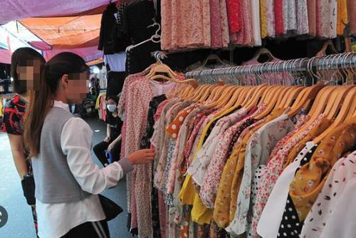 H. cho biết, qua mạng internet H. đã quen với Vương Văn An (SN 1995, trú tại huyện Chí Linh, Hải Dương). Với những lời lẽ ngon ngọt, An đã dụ H. đến thị xã Sao Đỏ, Chí Linh, Hải Dương chơi. Sau đó, với lý do cùng đi gặp bà chị để đòi tiền, hắn đã đưa H. lên Lạng Sơn. Tại thị trấn Đồng Đăng, trong khi H. đang đi mua quần áo thì hắn gọi điện cho đồng bọn ở bên kia biên giới về Việt Nam để đón người. (Ảnh minh họa, nguồn ảnh Internet)