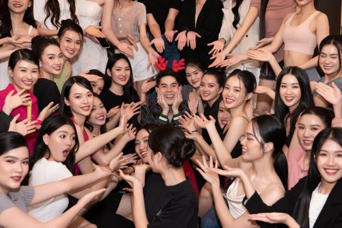 Thí sinh Hoa hậu Việt Nam chụp ảnh cùng đạo diễn catwalk Hưng Phúc.