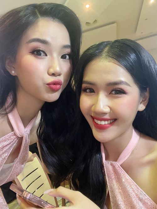 Các thí sinh tranh thủ chụp hình chung. Ảnh: FBNV.