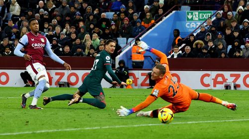 Nunez vô duyên trước khung thành Aston Villa.