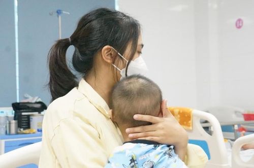 Virus Adeno lây truyền trực tiếp từ người sang người qua đường hô hấp trong phạm vi gần, hoặc gián tiếp qua tiếp xúc với dịch cơ thể có chứa virus. (Ảnh minh họa)