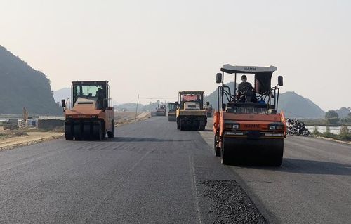 Các nhà thầu tranh thủ thời tiết thuận tiện để thảm bê tông nhựa.