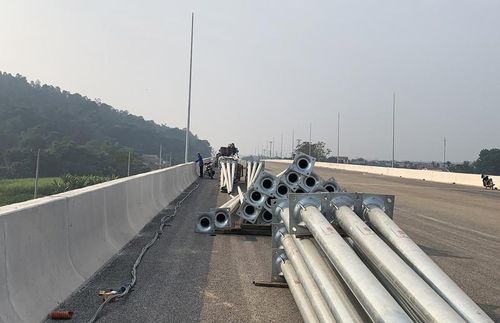 Công trình cầu Núi Đọ bắc qua sông Chu đang trong giai đoạn hoàn thiện.