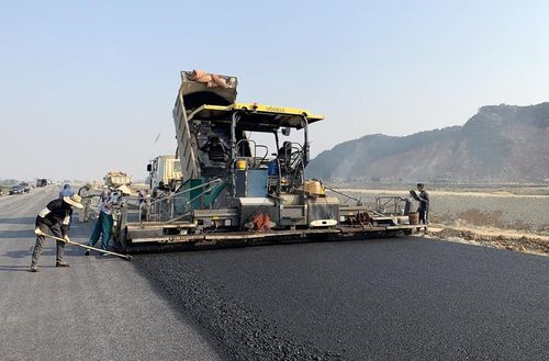 Các nhà thầu huy động tối đa phương tiện nhân lực thi công "nước rút".