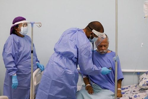 Khám bệnh cho bệnh nhân mắc Covid-19. Ảnh: Reuters