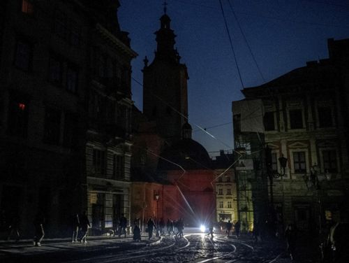 Trung tâm thành phố Lviv, miền Tây Ukraine, tối đen do mất điện vào 15/11/2022, khi cơ sở hạ tầng năng lượng bị không kích. Ảnh: Reuters