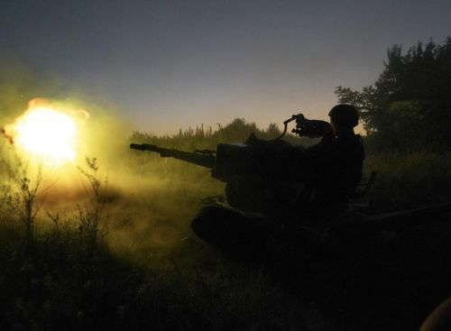 Lực lượng Ukraine nã hỏa lực về vị trí đối phương ở Kharkiv vào 24/8/2022, trong chiến dịch phản công lớn khắp khu vực. Ảnh: AP