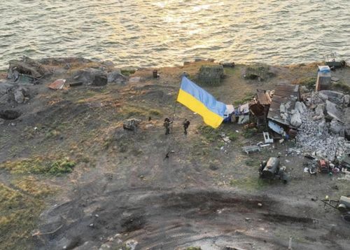 Binh sĩ Ukraine cắm quốc kỳ trên đảo Rắn, khi Kiev giành lại quyền kiểm soát trên 1.000 ngôi làng vào cuối tháng 6. Ảnh: Reuters