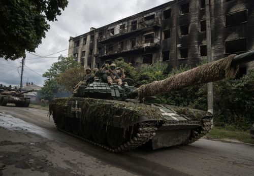 Binh sĩ Ukraine trên xe tăng tiến vào Izyum vào ngày 14/9, từng là một trung tâm hậu cần quan trọng cho chiến dịch của Nga. Ảnh: AP