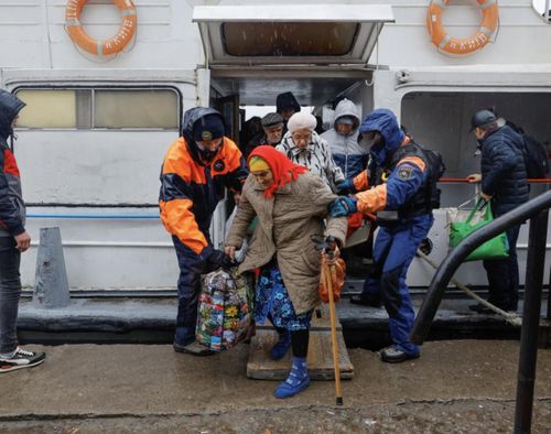 Dân thường được sơ tán khỏi Kherson, nơi Nga kiểm soát, được đưa tới Crimea vào 23/10/2022. Ảnh: Reuters