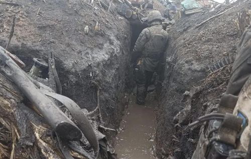 Binh sĩ Ukraine trong chiến hào lầy lội ở Bakhmut khi mùa đông chuẩn bị tới vào tháng 11/2022. Ảnh: Telegraph