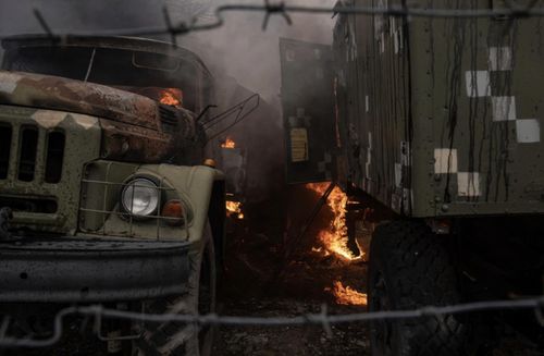 Cơ sở quân sự của Ukraine cháy âm ỉ sau vụ pháo kích của Nga ở ngoại ô Mariupol vào ngày 24/2, trong đợt tập kích đường không của Nga trên khắp Ukraine. Ảnh AP