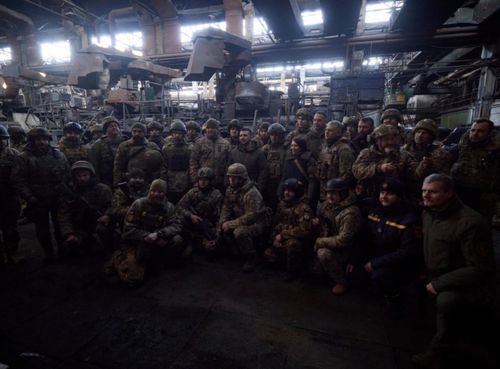 Tổng thống Ukraine Volodymyr Zelensky (không đội mũ, đứng giữa) chụp ảnh chung với các binh sĩ ở tiền tuyến Bakhmut, vào cuối tháng 12/2022. Ảnh: AP