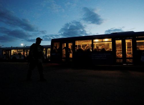 Lực lượng Ukraine đầu hàng sau nhiều tuần cố thủ bên trong nhà máy thép Azovstal ở Mariupol. Họ được đưa lên xe buýt tới khu giam giữ ở vùng Donetsk vào ngày 17/5. Ảnh: Reuters