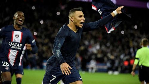 Mbappe ăn mừng khi ghi bàn từ penalty ở phút 90+6 giúp PSG thắng rạng sáng 29/12 (giờ Hà Nội). Ảnh: Reuters.