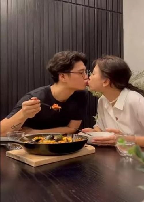 Ngày chưa kết hôn, Huy Trần thường xuyên nấu ăn cho Ngô Thanh Vân. Sau đám cưới, nam doanh nhân điển trai vẫn duy trì hành động ngọt ngào này dành cho nửa kia. Ảnh: Vietnamnet